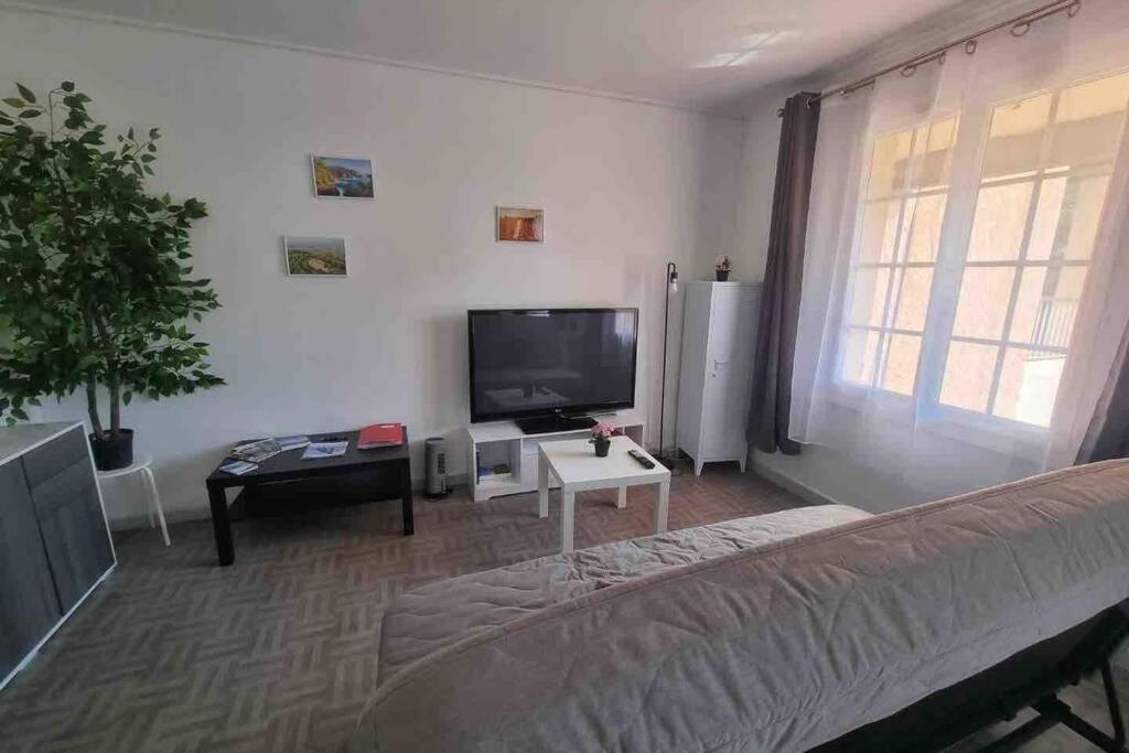 Bel Appartement Avec Balcon Et Parking Prive Le Beausset Luaran gambar