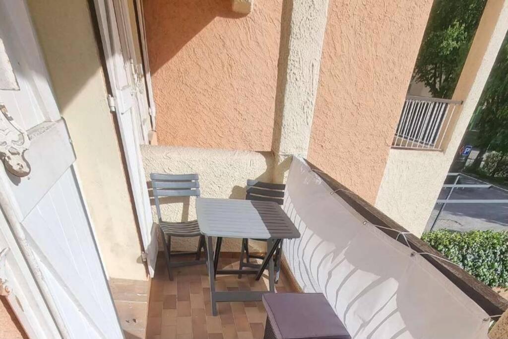 Bel Appartement Avec Balcon Et Parking Prive Le Beausset Luaran gambar